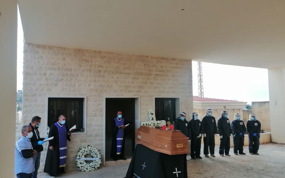  بالصور: دفن حالة وفاة جراء فيروس كورونا في منطقة إبل قضاء بنت جبيل