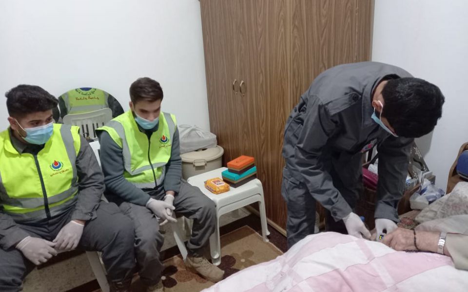 فريق من المسعفين يجول على عدد من المصابين بفيروس كورونا في بلدة قلاويه
