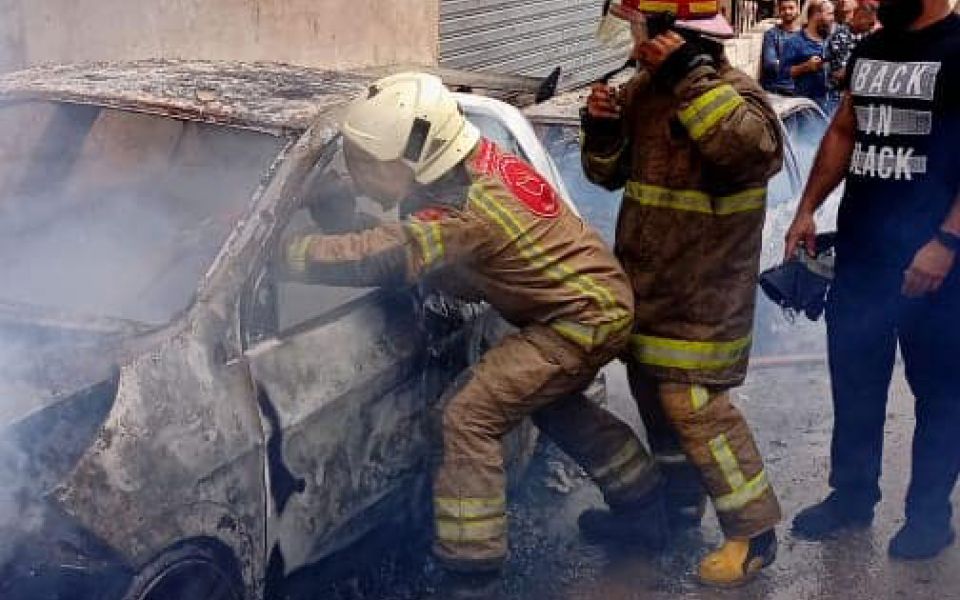 فوج اطفاء الضاحية يخمد  حريقاً شب في سيارتين في منطقة الاوزاعي 