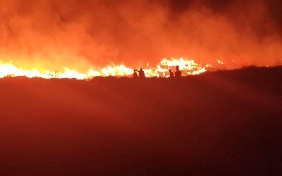 اخماد حريق شب ليلاً في بلدة مزرعة مشرف 