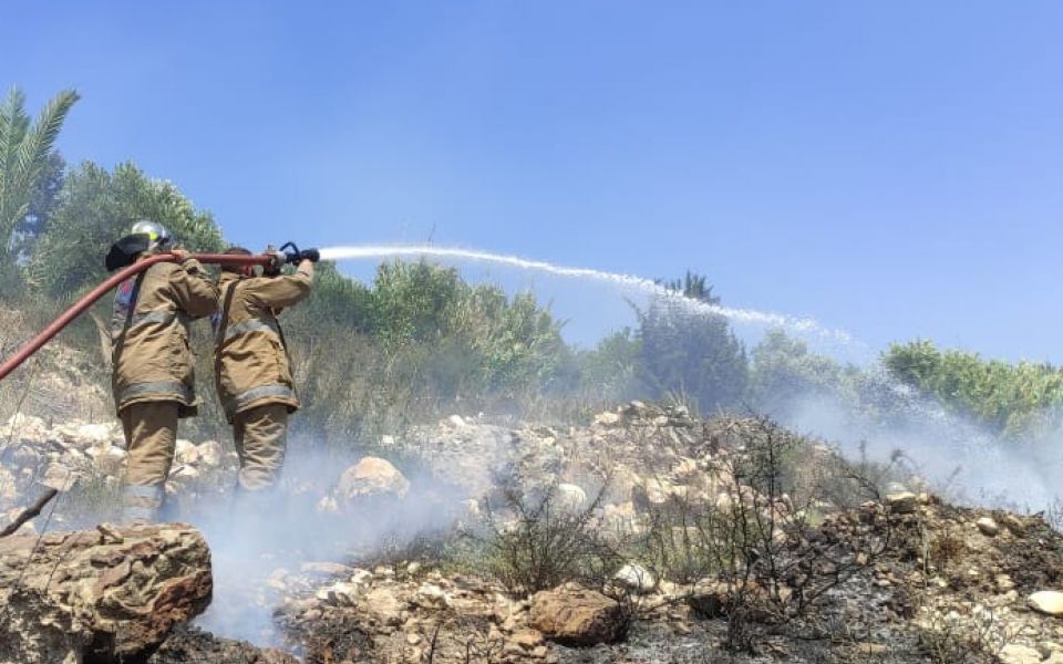 إخماد حريق أعشاب و أشجار على طريق عيتيت - البازورية