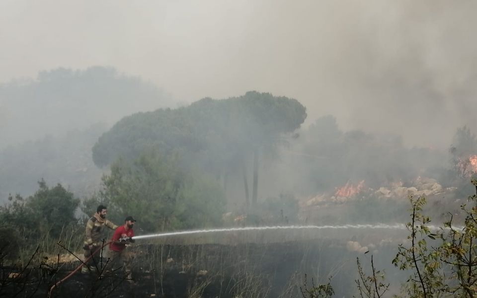 فوج إطفاء الضاحية يشارك في إطفاء النيران المشتعلة في الجبل